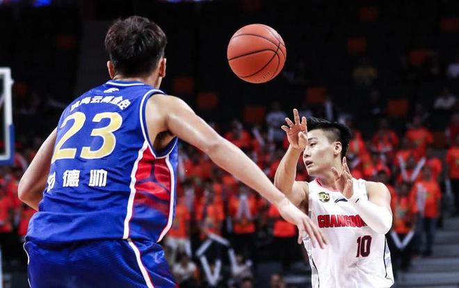 包含巴西男篮鏖战中国男篮，威斯布鲁克制霸全场的词条