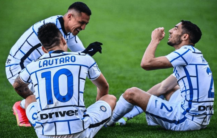 瑞典逆转那不勒斯,德容完成帽子戏法的简单介绍 瑞典逆转那不勒斯,德容完成帽子戏法的简单介绍