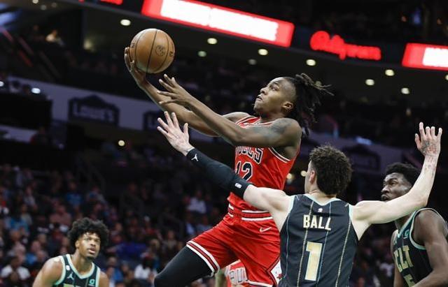 空切球技巧展现，布朗为球队打入关键球的简单介绍