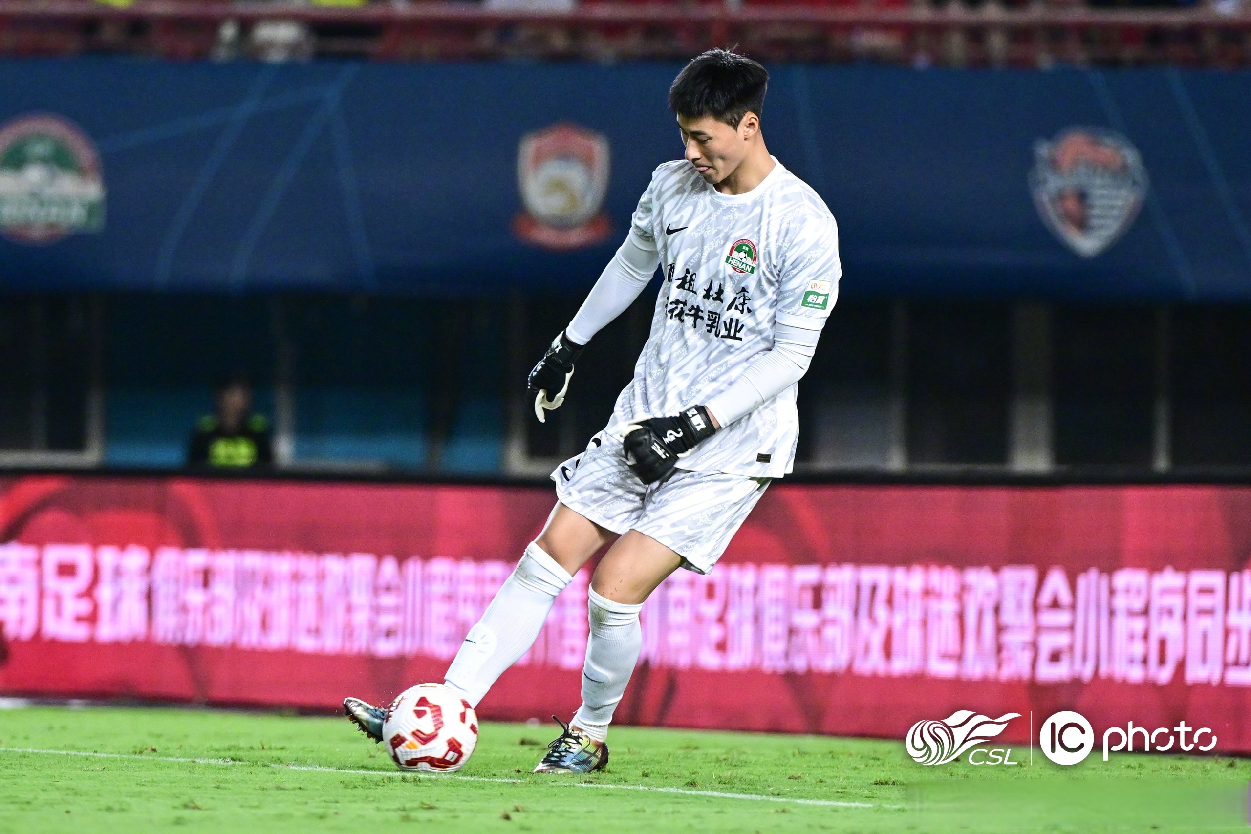 包含本赛季俱乐部比赛强劲竞技，激烈对抗的词条