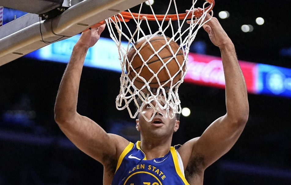 关于勇士大胜湖人，库里发挥出色的信息