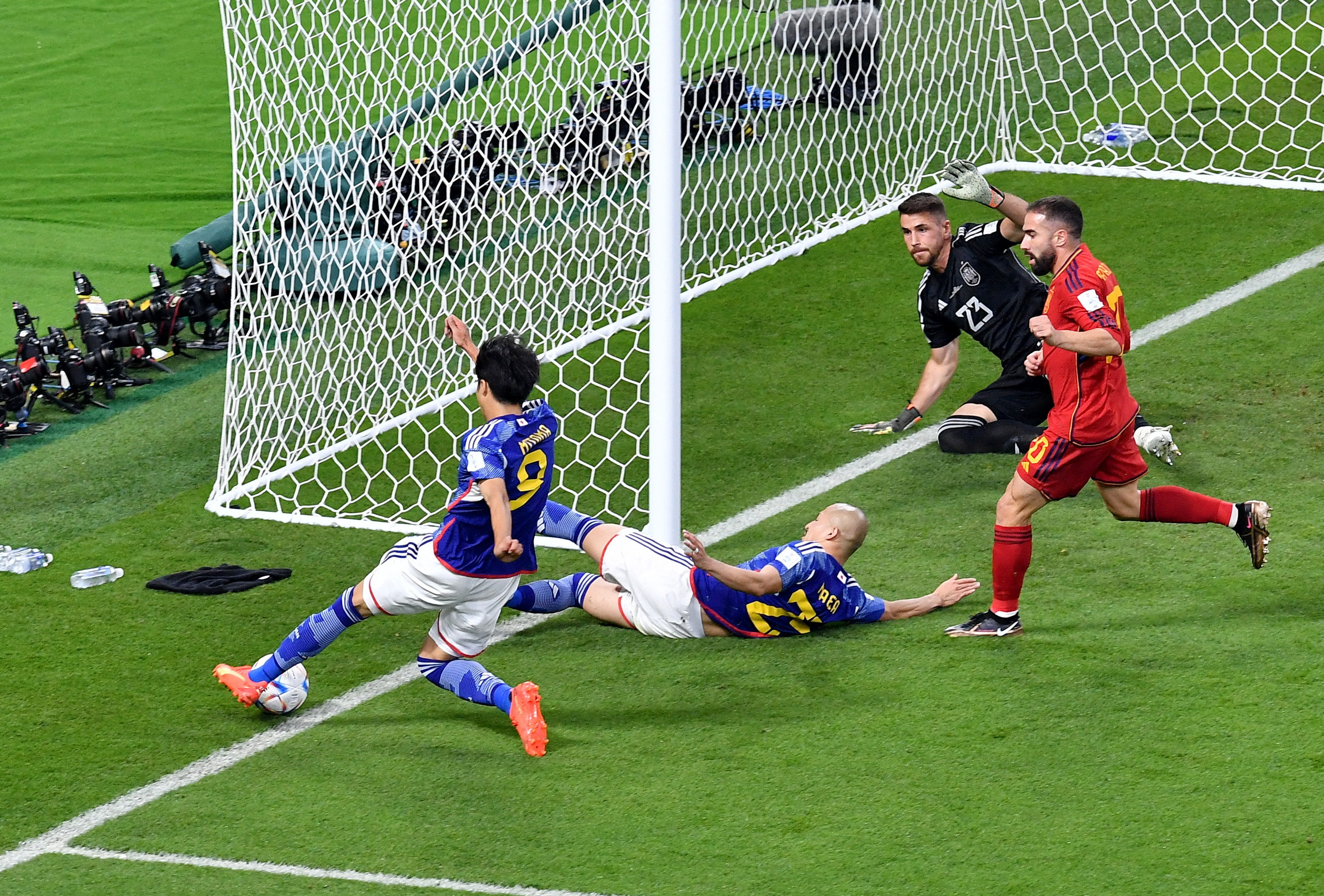 关于球员们在足球比赛中战斗到底的信息