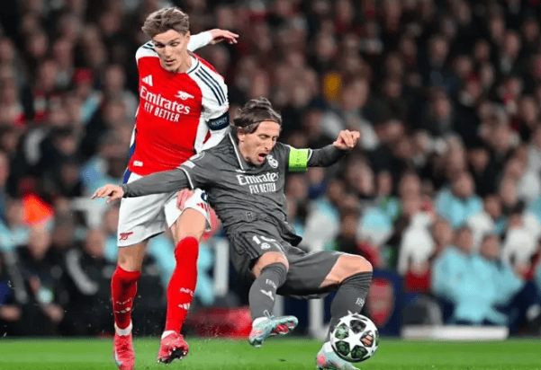 关于阿森纳鏖战那不勒斯，阿拉巴惊艳世界的信息