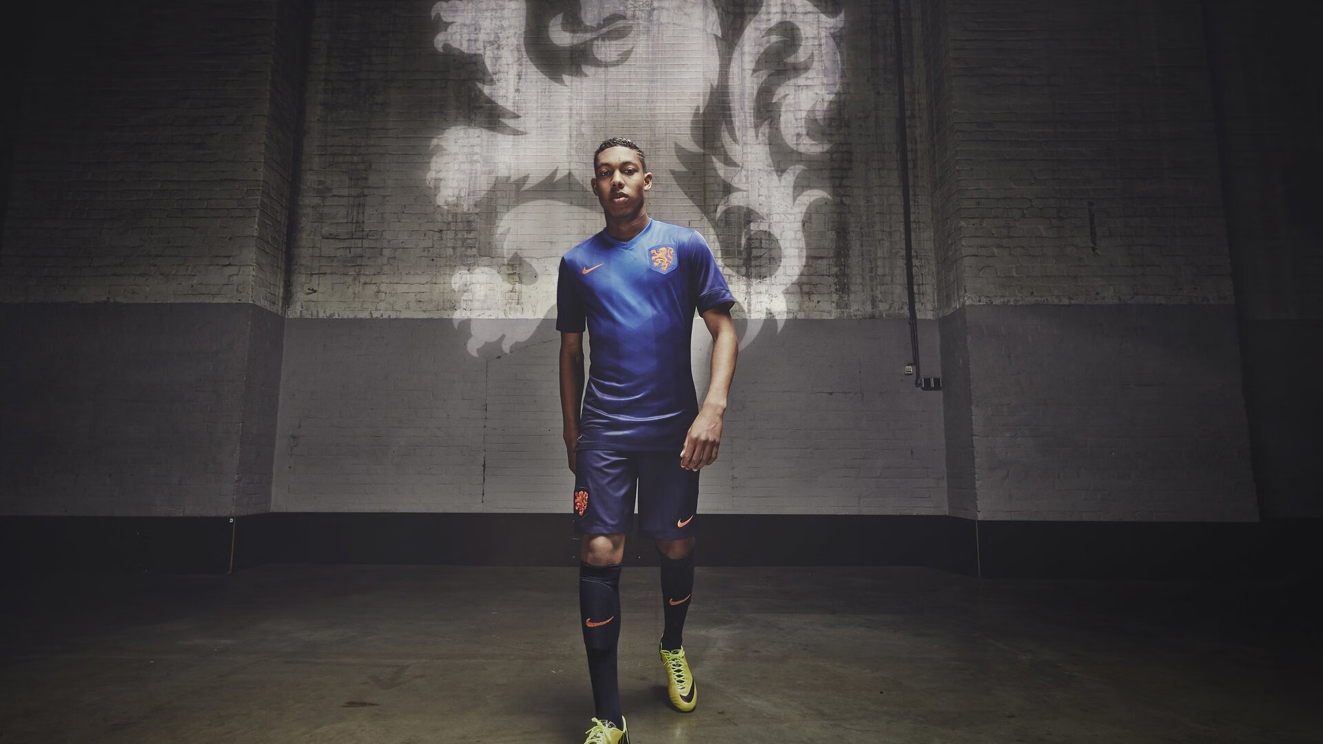 当足球与F1在周末碰撞，利物浦险胜韩国，拉亚在巴林赛道接管比赛