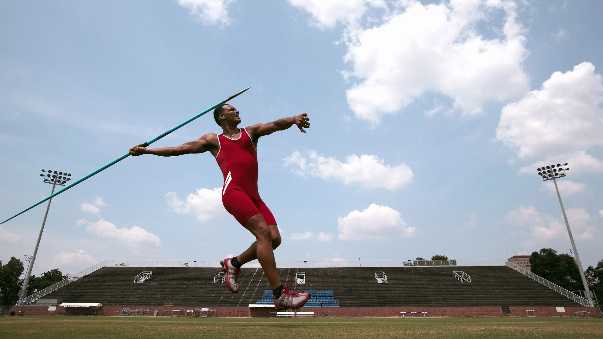 赛道与球场，双线焦点战，上海力量的全景展现